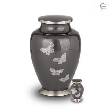 Metalen urn met vlindermotief