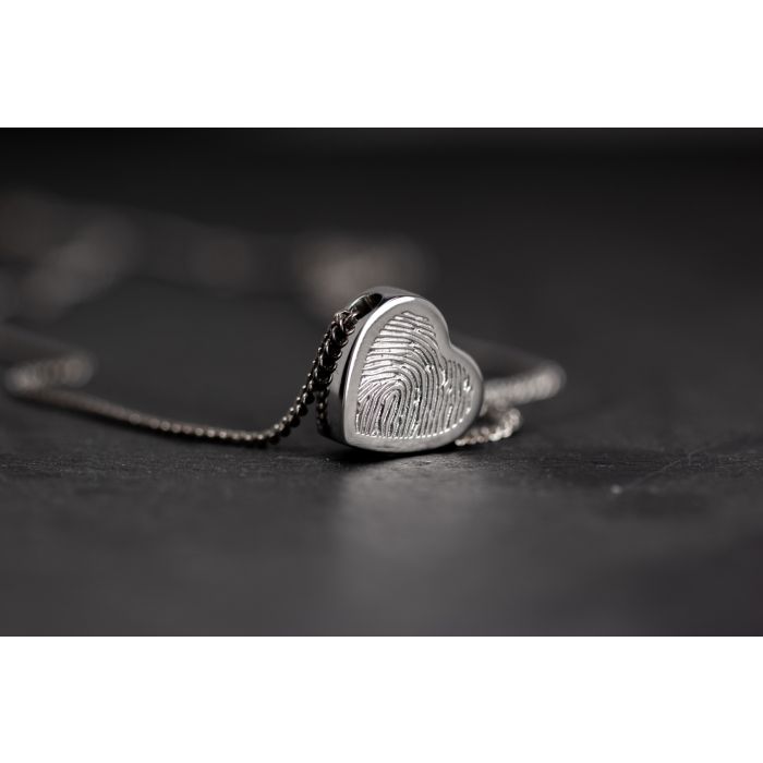 Zilveren ashanger hartvormig met vingerafdruk (15 mm)