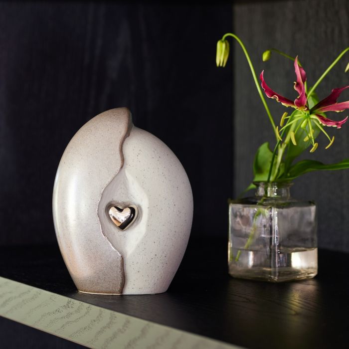 Keramische urn met goudkleurig hartje - grijs / bruin (3.80 L)