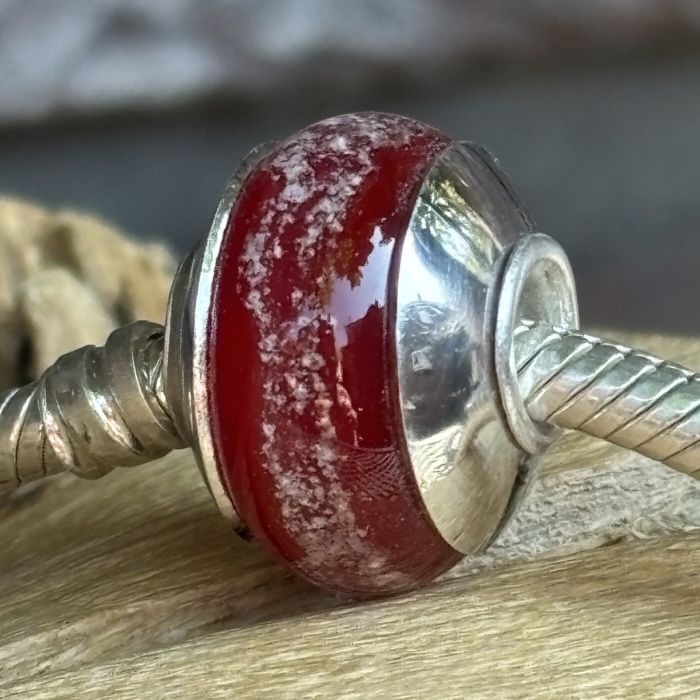 Glazen bedel voorzien van kapjes en twee vingerafdrukken - rood