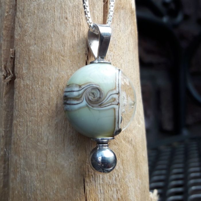 Glazen ashanger lentil - lichtgroen (37 mm)