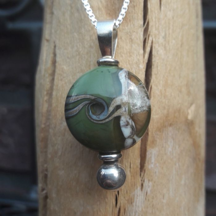 Glazen ashanger lentil - legergroen (37 mm)