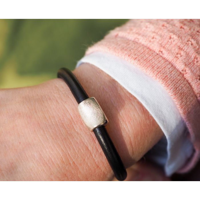 Lederen armband met bedel in organische vorm en vingerafdruk (22 cm)