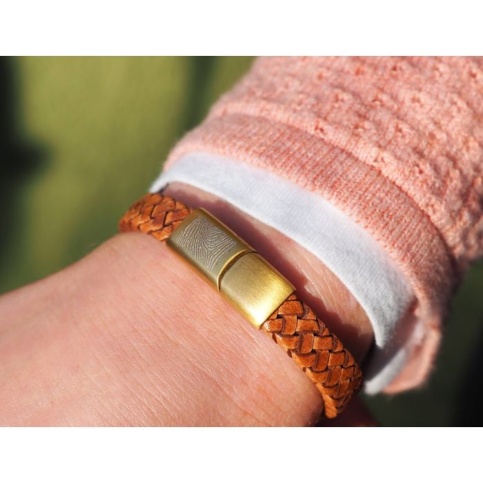 Lederen armband smal met goudkleurige sluiting en vingerafdruk - cognac (17 cm)