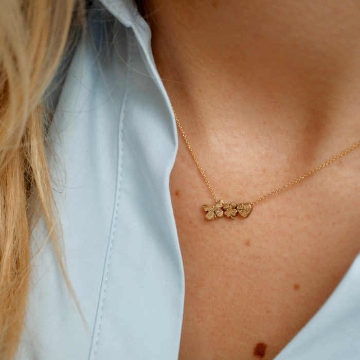 Gouden Minitials ketting met vingerafdrukhangers gedragen om de hals
