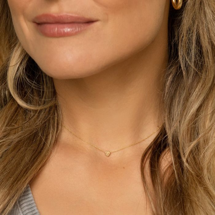 Gouden Minitials ketting met vingerafdrukhanger gedragen om de hals