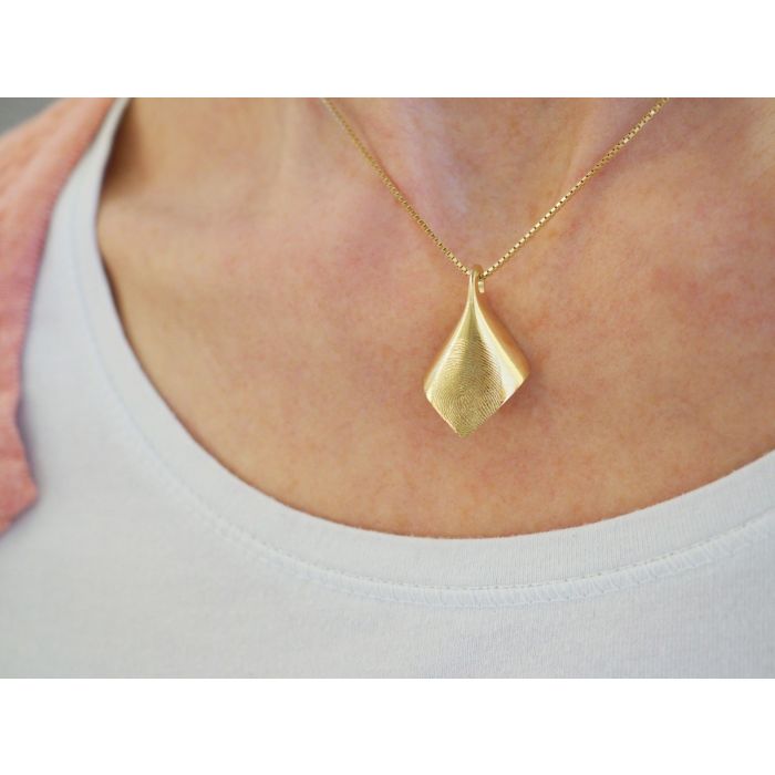 Gouden hanger doek groot met vingerafdruk (29 x 18 mm)