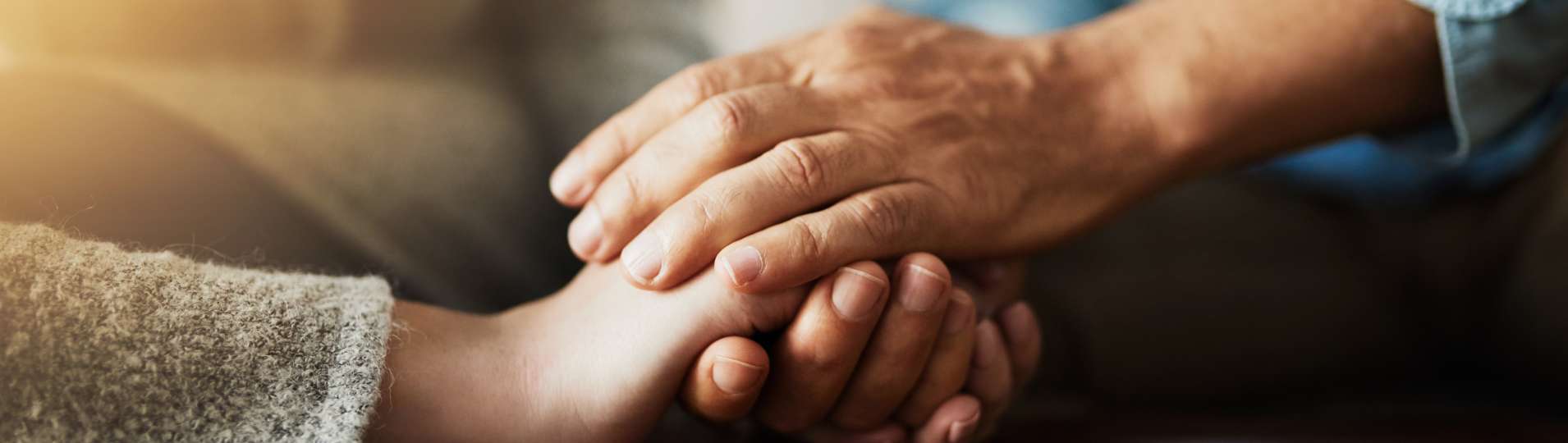 Helpende handen die staan voor samenwerking en ondersteuning
